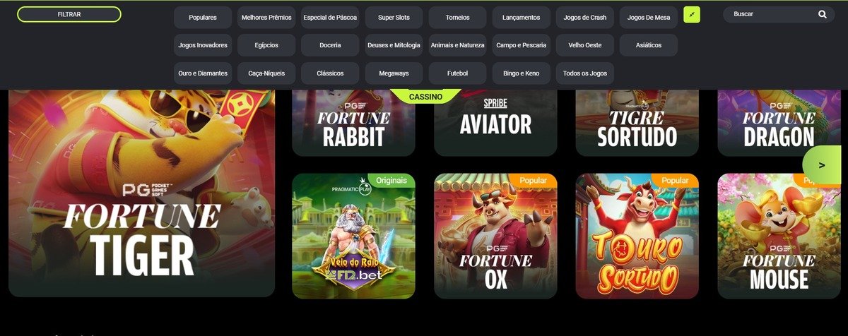 Pengguna membaca aturan kpktogel lewat ponsel