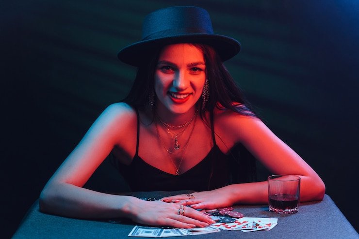 Pengguna membaca informasi kpktogel di ponsel