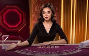 Pengguna membaca ulasan kpktogel lewat ponsel